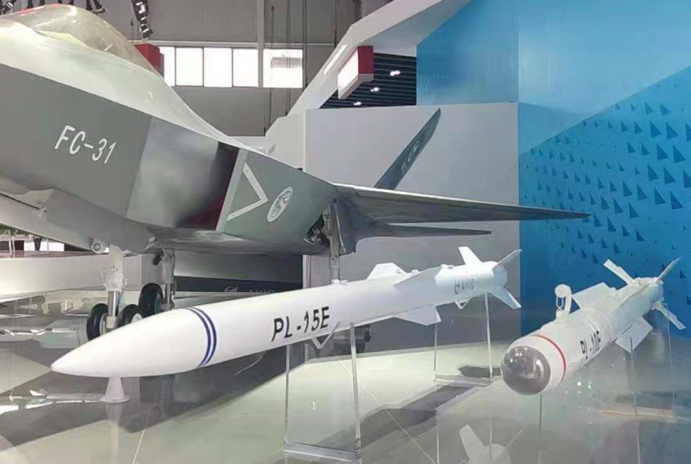 珠海航展pl15e首次公开亮相采用双脉冲固体火箭发动机超越aim120导弹