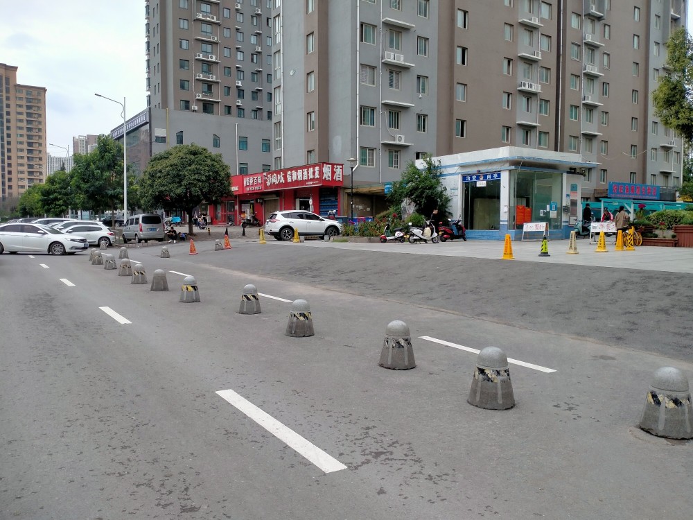 郑州一小区门口10多个石墩圈占半条路,物业:不占的话别人就占了