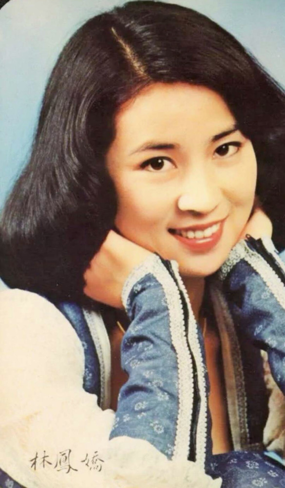 林凤娇保养得真好,穿小香风配牛仔裤优雅端庄,一看就是贤妻良母