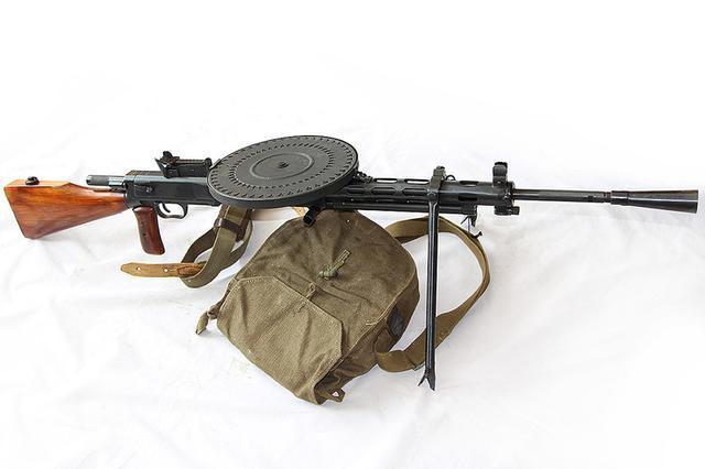 二战中苏联的大盘鸡dp机枪,对比美国的约翰逊1941机枪