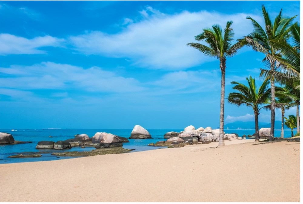 而在海南岛之中,三亚无疑是游客数量最多的地方.