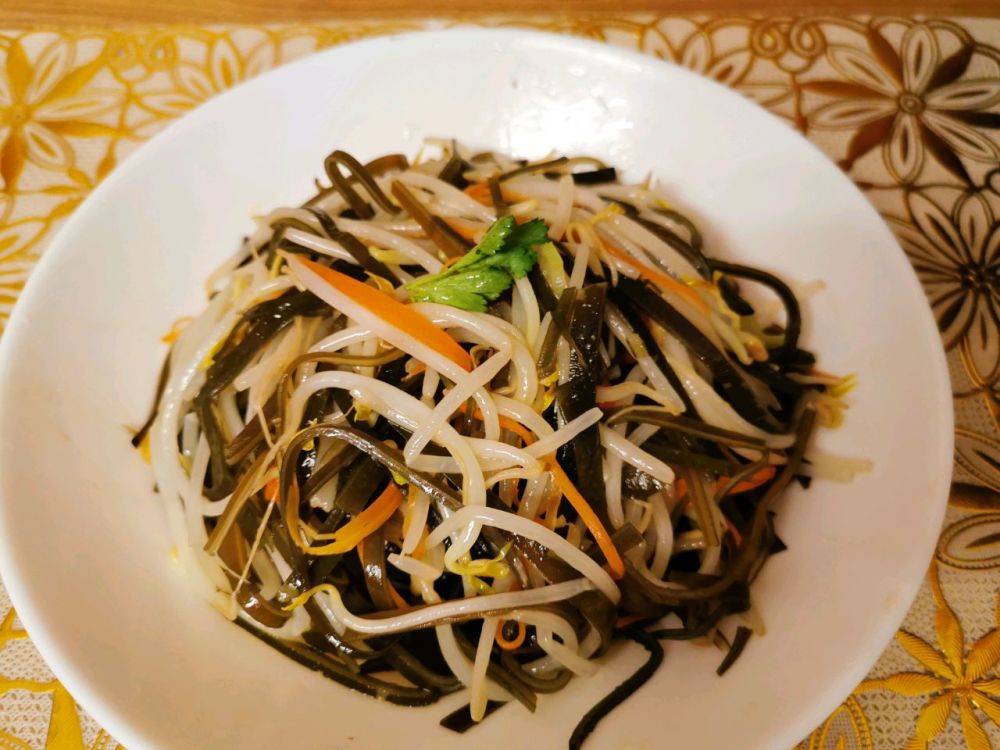 烹饪小技巧:需要挑选好胡萝卜,绿豆芽和干海带,海带需要提前泡发好,胡