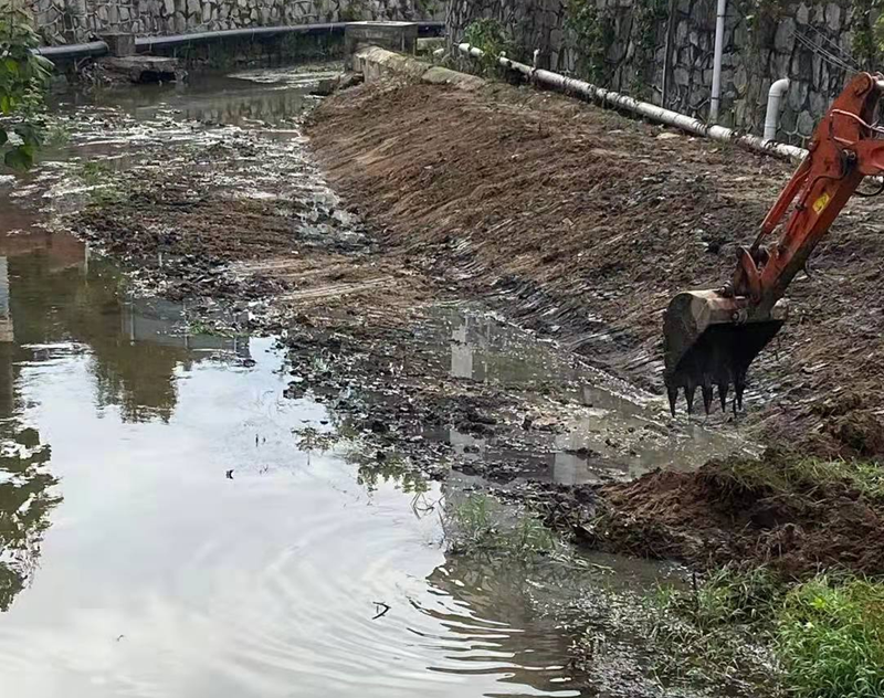 施工方将清理的淤泥整齐的堆放在河道里,疑似做成护坡,并没有清理运走