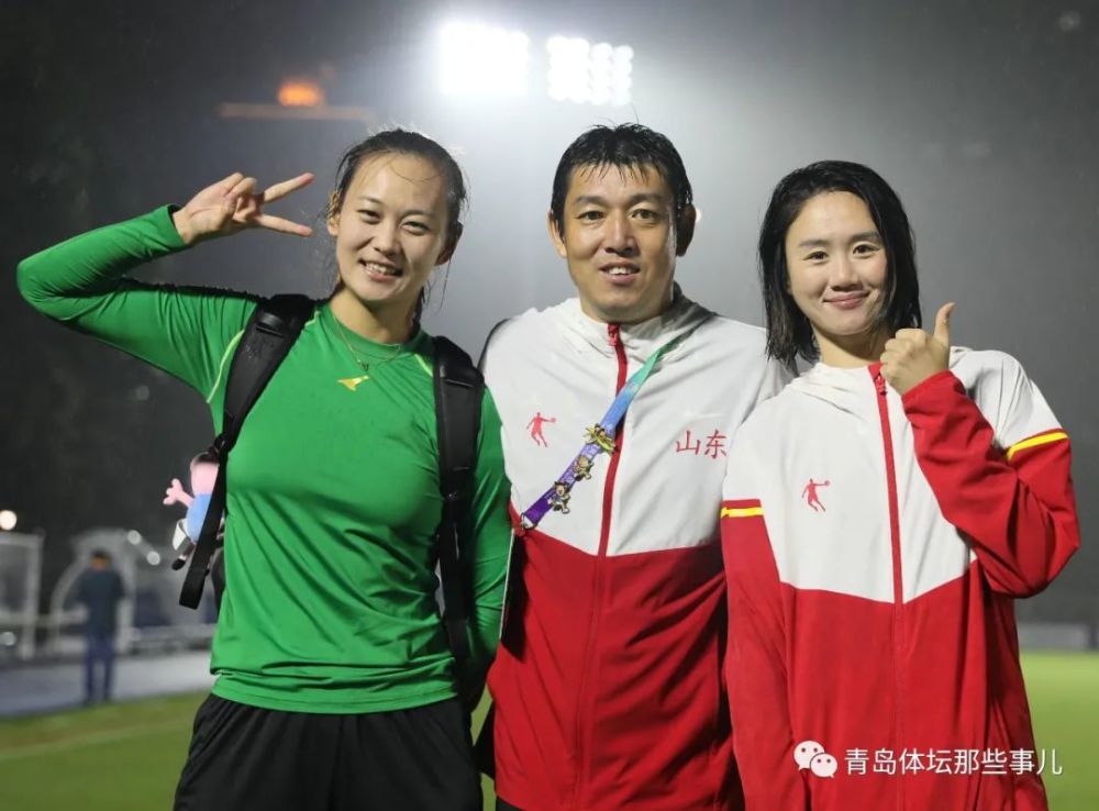 山东女足守门员教练韩雷与弟子周莉(左),王婷(右)在全运会赛场合影