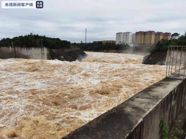 河南南召:鸭河口水库持续泄洪 水位超汛限1.63米