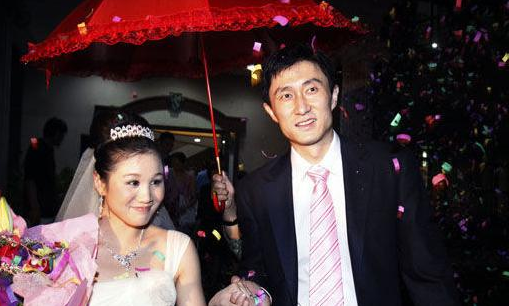 杜锋妻子晒儿子庆生照!女儿罕见出镜,大大的眼睛与爱妻太像了