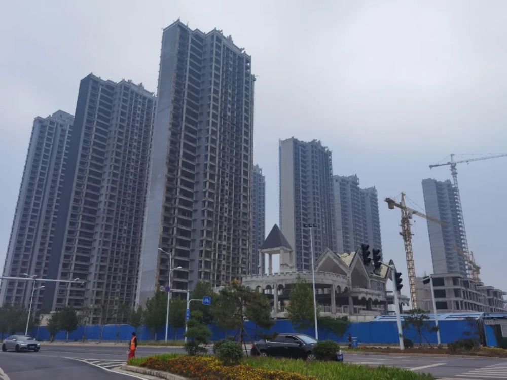 城路对面停工五年的绿地滨湖国际城四区 盛润运河城几栋主体楼已封顶