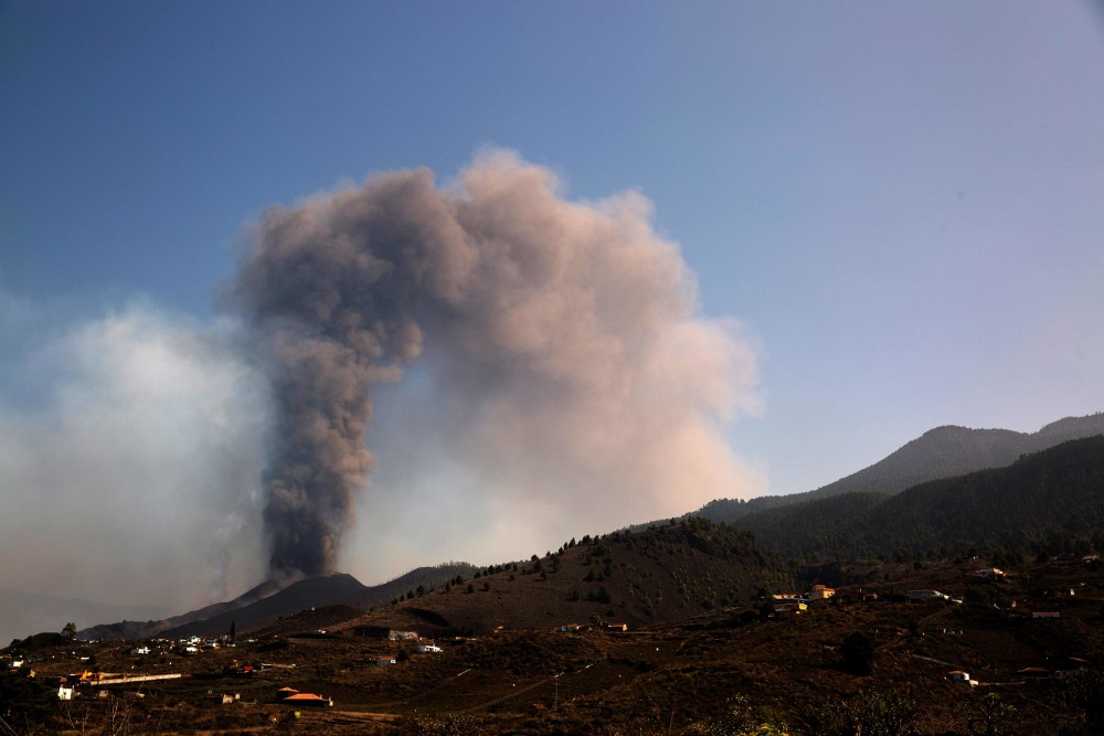 (外代一线)西班牙:拉帕尔马岛火山持续喷发