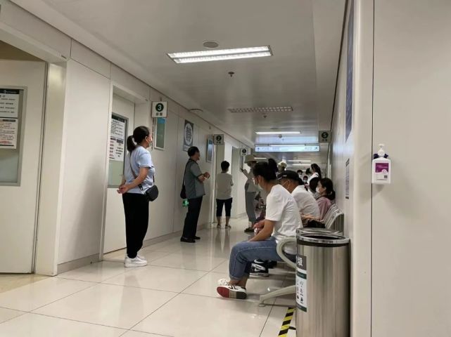 协和医院排队看病的人 李婷婷