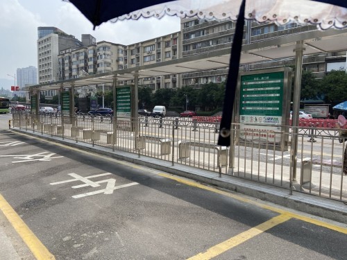 探访|宜宾首个岛式公交站台投用近一月,效果如何?