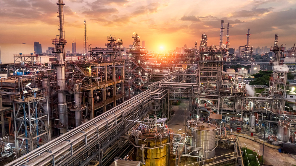 石油和天然气工业-炼油厂区.图源:视觉中国