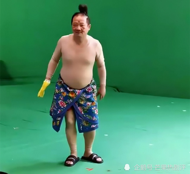 谢广坤头扎丸子头,下半身裹一块花布,边走边扭