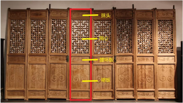而框架上装木板,加以穿带方格的棋盘门则是古建筑中最常见的门样式
