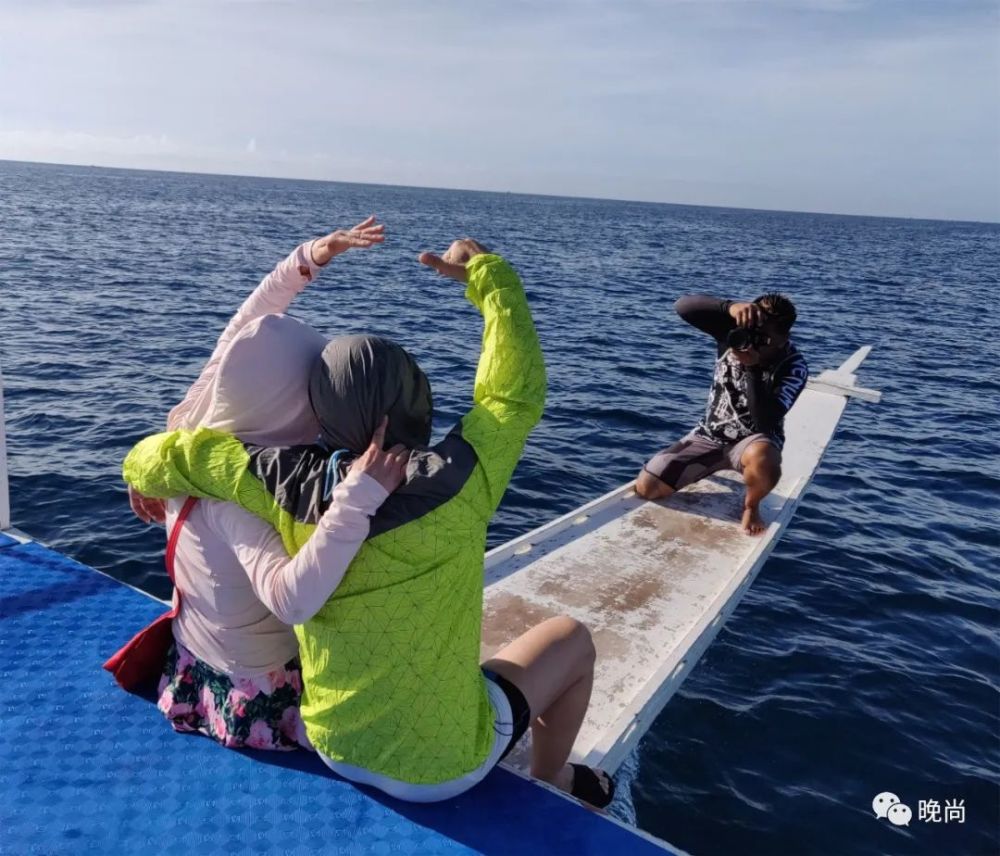 海蓝就是这种纯净的蓝色,乘风破浪,美女们在船上摆着各种pose拍照