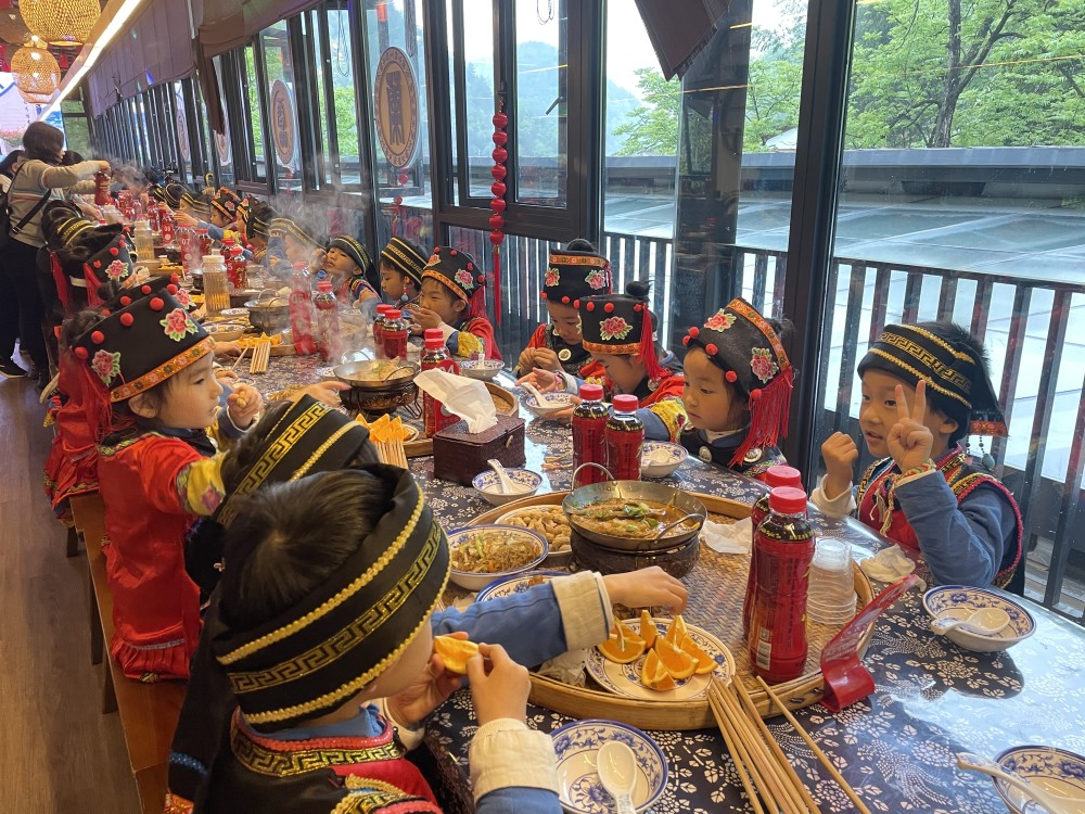 长桌宴,也称百家宴,是畲家独特且古老的民俗文化,早在北宋时期就有了