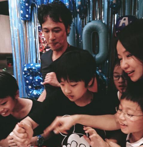 当吴镇宇的妻子有多幸福五十岁的女人看起来却像一个少女