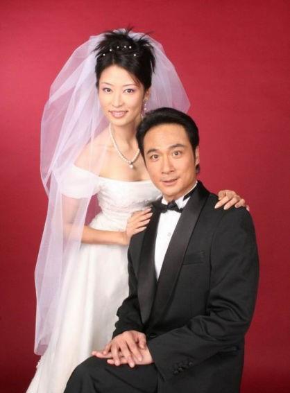 当吴镇宇的妻子,有多幸福?五十岁的女人,看起来却像一个少女