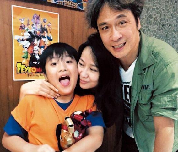 当吴镇宇的妻子有多幸福五十岁的女人看起来却像一个少女