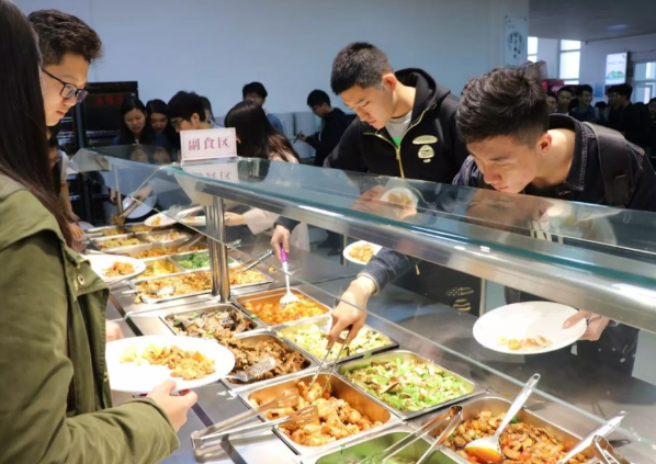 大学食堂推出16.6元自助餐,学生吃15个鸡蛋后,食堂