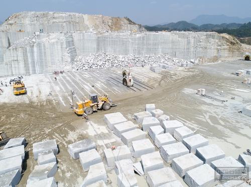 大理石开采现场:价值11亿美元的超级大矿,一块板得卖
