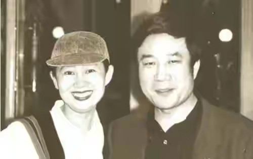 为了不耽误拍摄进度,李雪健边治疗边拍摄,于海丹看在眼里疼在心里
