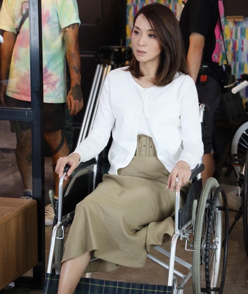 陈炜虽然年轻奔五了长得也不像梅艳芳了但穿裙子显得很嫩