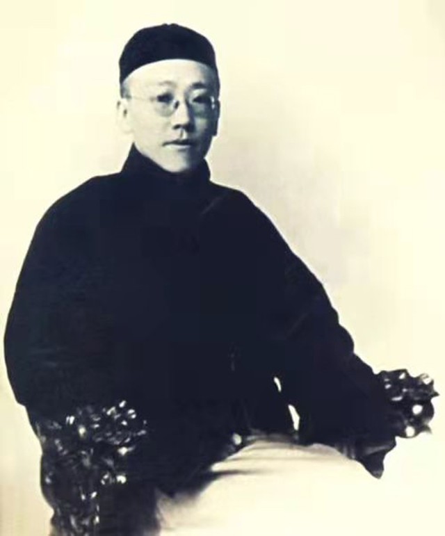 袁克文:不做皇子逃进上海青帮,沿街摆摊卖字画,所挣全部捐灾区