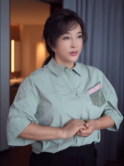 69岁刘晓庆近照翻车?满脸疲惫皱纹明显,网友:不老女神