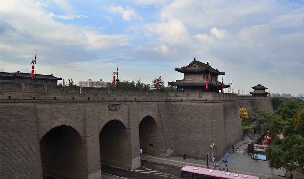陕西一座保存完整的古城墙,有城门18座,墙高12米