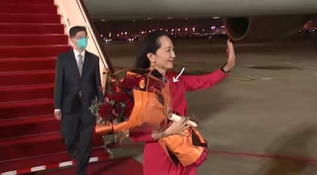 孟晚舟终于回到祖国,一身红裙演绎国人风范,这才是女人该有模样