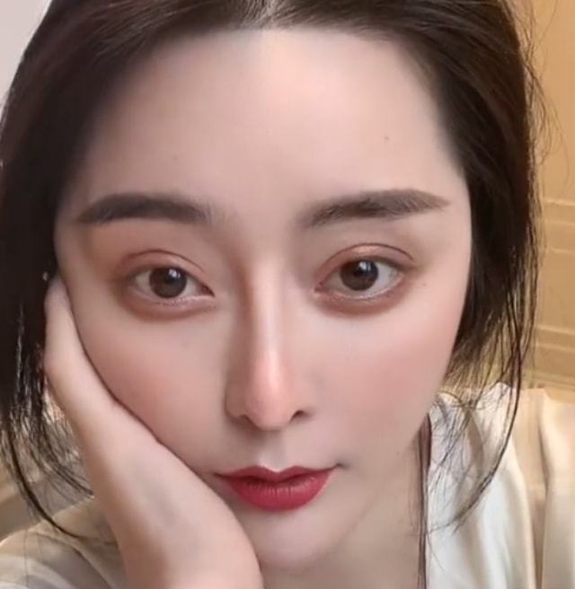 瞅瞅人家这宽距双眼皮,这卧蚕,这鼻子和嘴唇,几乎和范冰冰一模一样.