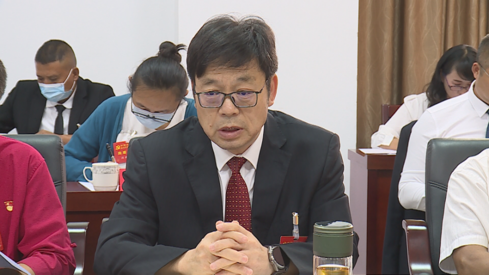 出席市第五次党代会的永德县代表认真讨论报告
