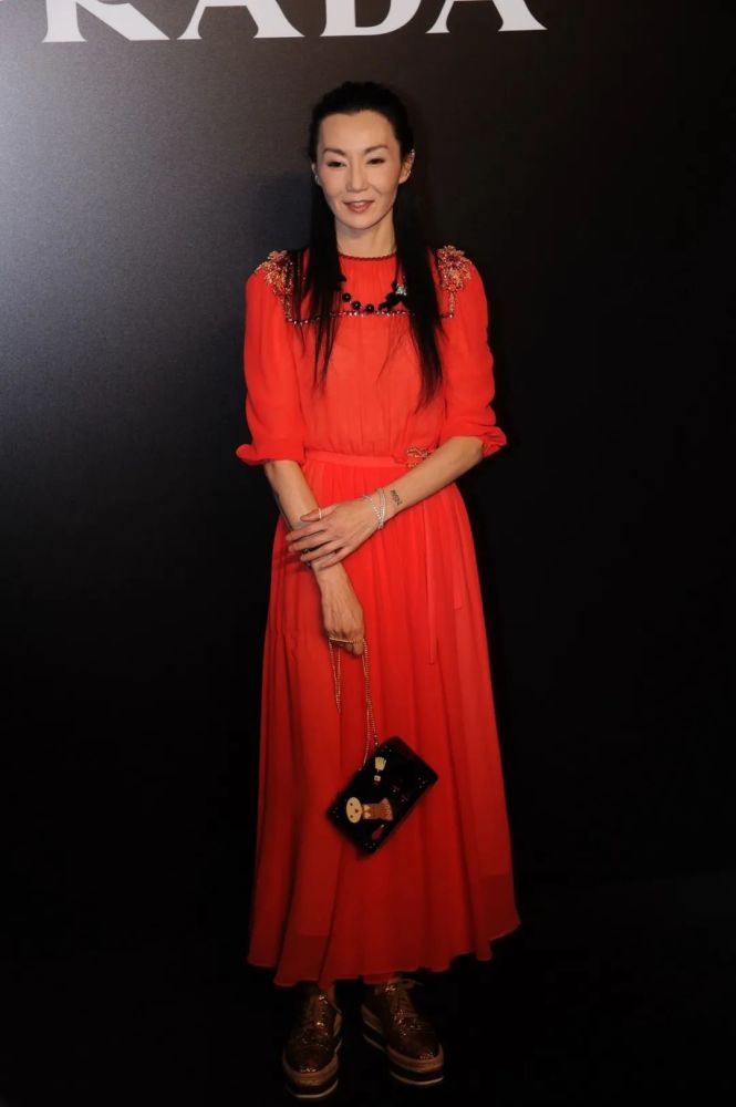 照片中,张曼玉穿着一袭红色薄纱长裙出席活动,简约大方又优雅好有