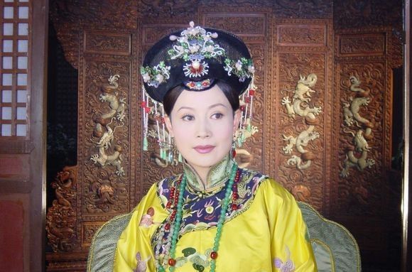 同时她也是皇太极的两位宠妃,即关雎宫宸妃海兰珠,以及永福宫庄妃
