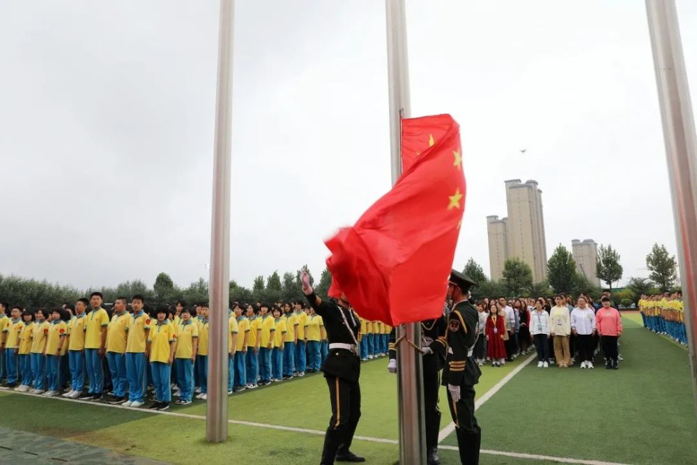 清河志臻|在五星红旗下放飞理想—我校初中部举行升旗仪式