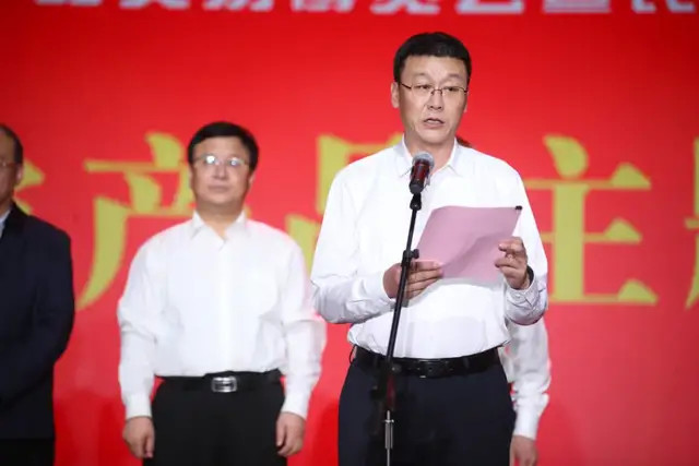 长治市人民政府副市长贺鑫致欢迎辞