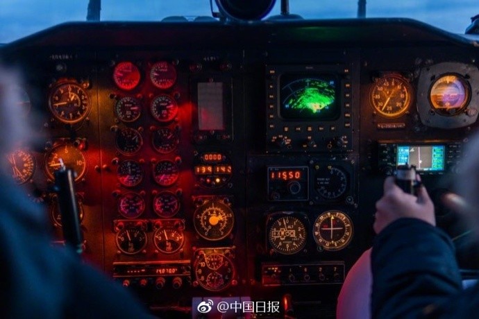 中国情侣自驾国产飞机 成功飞越大西洋