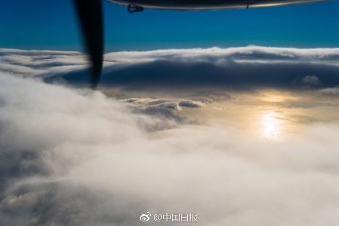 中国情侣自驾国产飞机 成功飞越大西洋