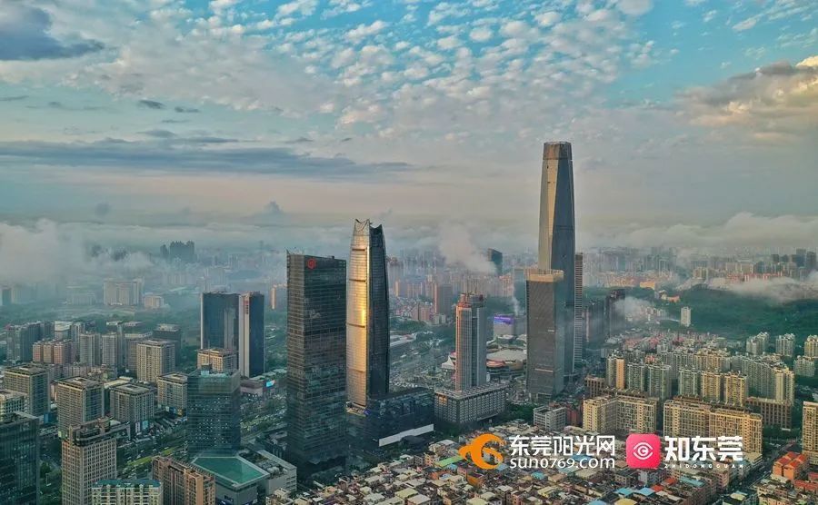 近处东莞市行政中心区与远处东莞国贸领衔的东莞地标建筑群