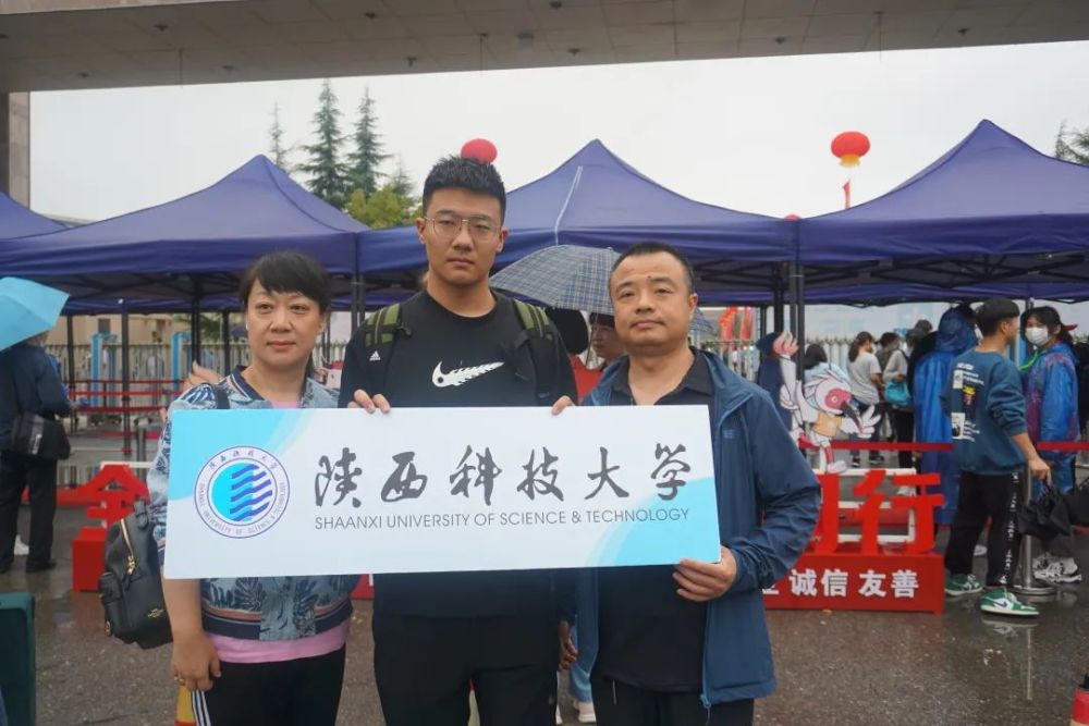 妈妈:"希望我孩子在陕科大能够取得好的成绩.