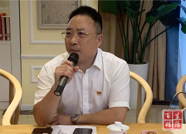 四川省商务酒店协会副会长兼宣传中心主任冯举发表就职即兴讲话
