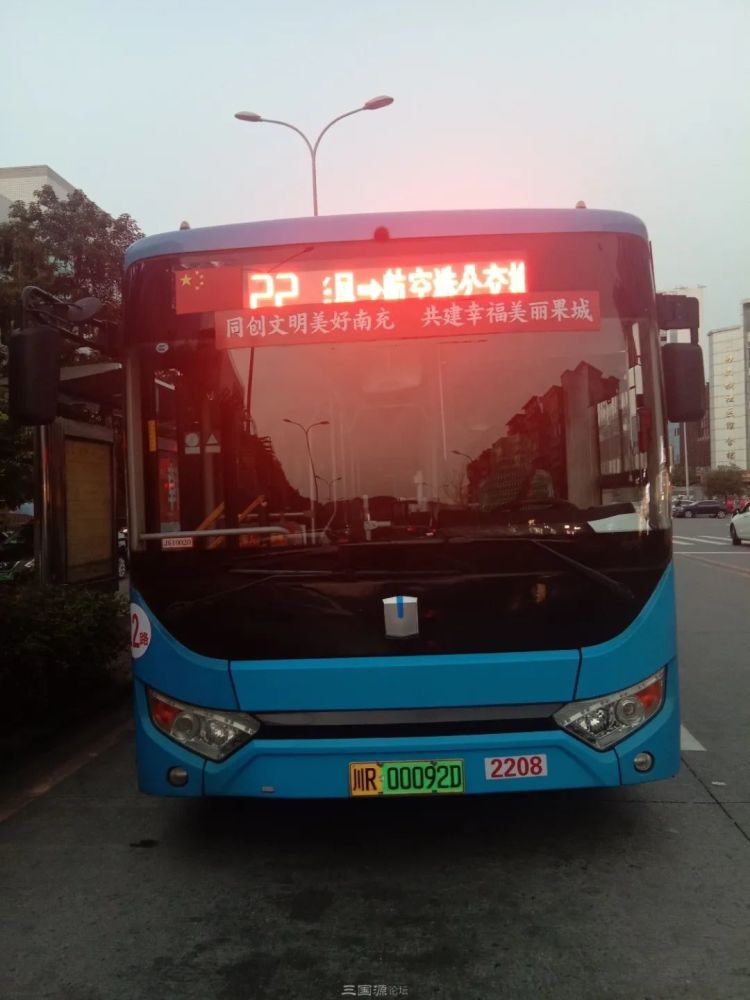 南充22路公交车闹出"乌龙",前后显示屏线路不统一