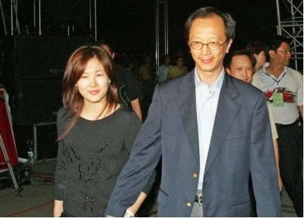 陈慧珊:与相爱13年丈夫离婚,转身爱上伏明霞老公,现在
