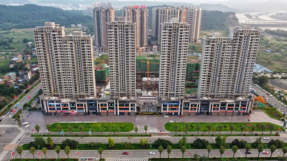 滨江河畔·河东项目实景拍摄以滨江河畔·河东为例,该楼盘位于涪江