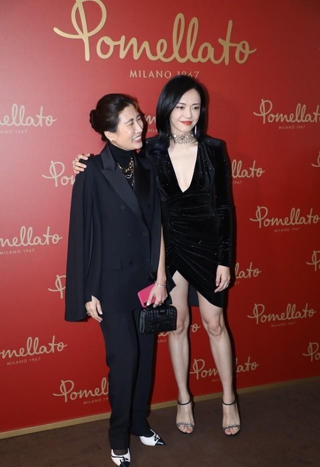 姚晨的身上有成熟美的韵味,丝绒裙拉高下摆,显腿长的效果挺明显