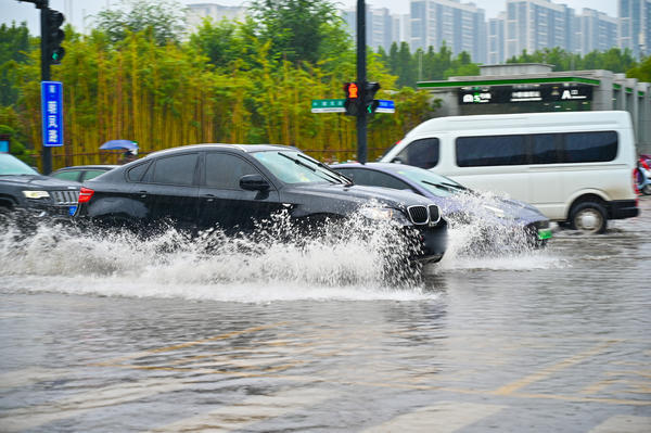 暴雨再袭郑州,部分路段积水没过脚面!