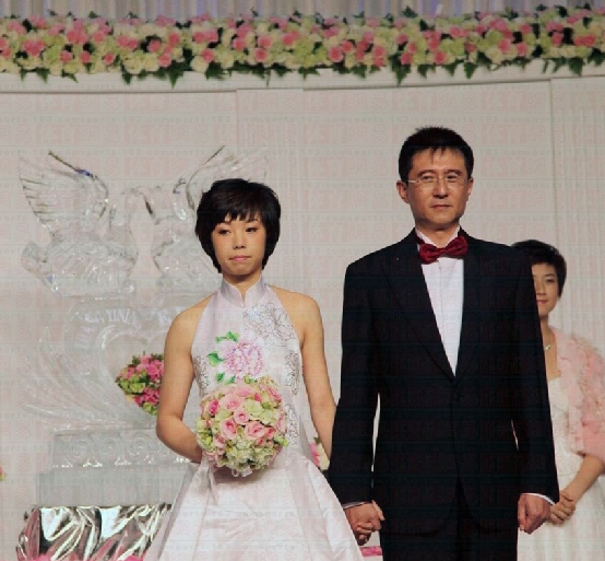 一婚快闪快离,二婚嫁老外,三婚嫁小11岁诗人,袁立哪来