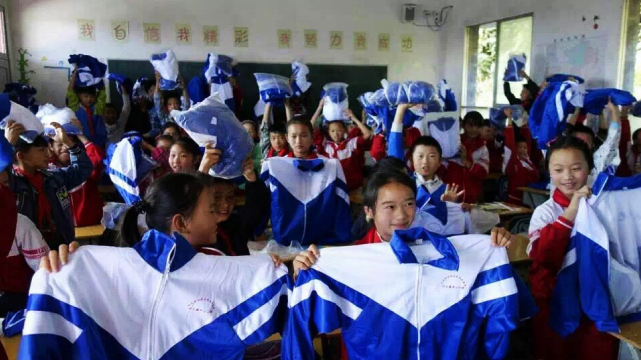 上海一学校出现天价校服家长大胆签下不同意网友纷纷点赞