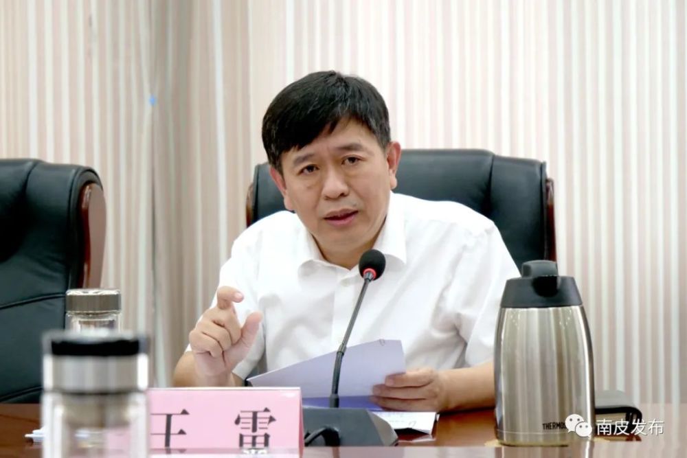 县委常委,常务副县长王雷主持会议,并就推进民生工程,民生实事完成