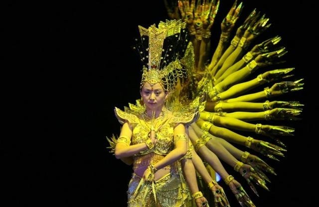 两岁成为聋哑人2005年凭借千手观音爆红的邰丽华如今怎样了
